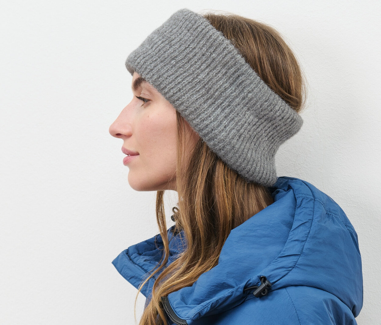 Profil einer Frau mit einem Strick-Stirnband.