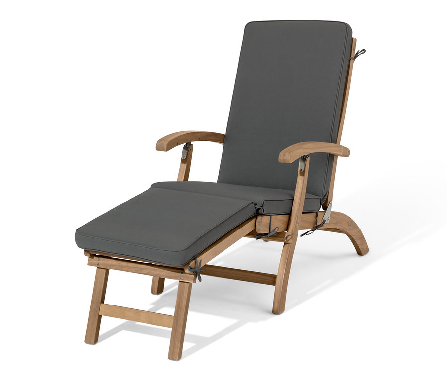Deckchair mit ausziehbarer Fußlehne und grauer Auflage.