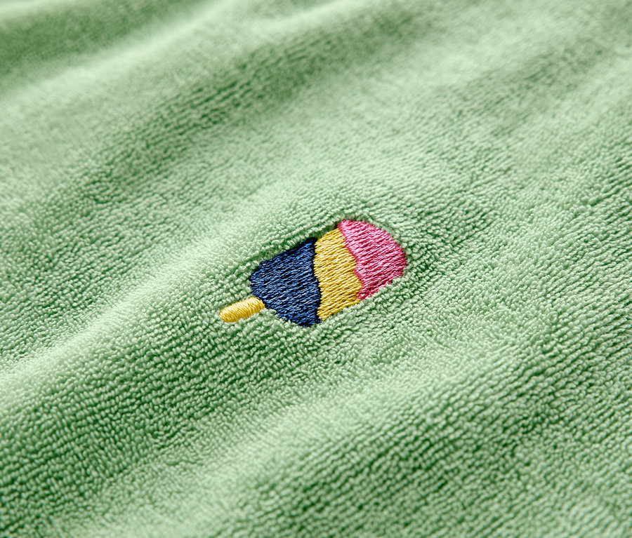 Detailaufnahme eines Kinder-Frottier-Sets mit Eis am Stiel-Stickerei.