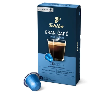 Eine Packung Gran Café Lungo Leggero - 10 Kapseln von Tchibo. Daneben liegt eine blaue Kapsel.