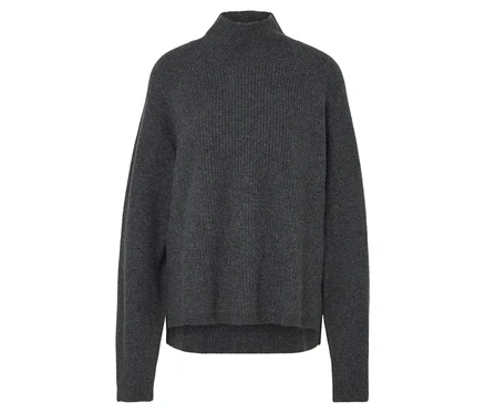 Grauer Strickpullover mit Rollkragen.