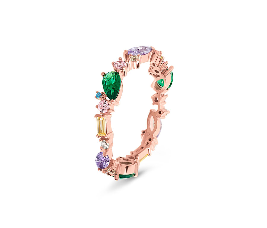 Detailaufnahme eines roségoldenen Rings mit bunten Edelsteinen.