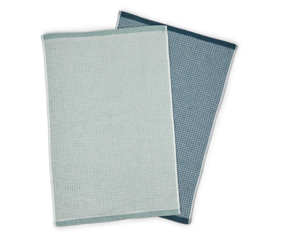 Zwei rechteckige Geschirrtücher: hellblau und dunkelblau.