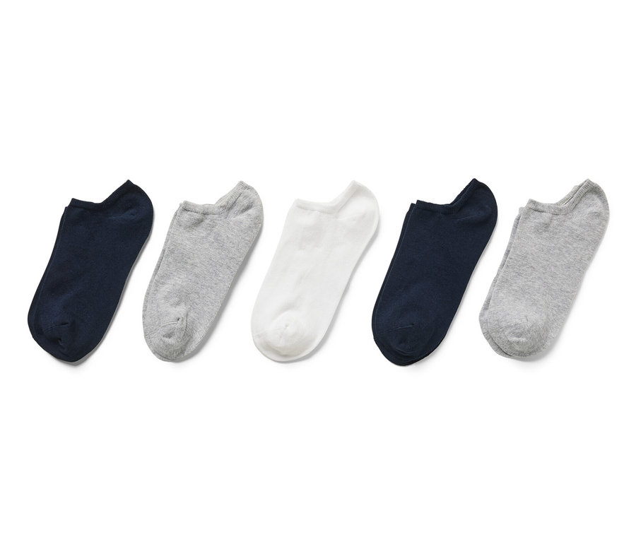 Fünf Paar Sneakersocken in Blau, Grau und Weiß liegen nebeneinander auf einem weißen Hintergrund.