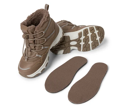 Zwei braune Stiefel mit Schuheinlagen.