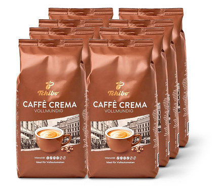 Sieben Packungen Caffè Crema Vollmundig - 8x 1 kg Ganze Bohne von Tchibo stehen im Halbkreis.