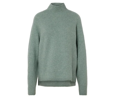 Hellblauer Rollkragenpullover.