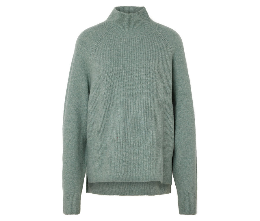 Hellblauer Rollkragenpullover.