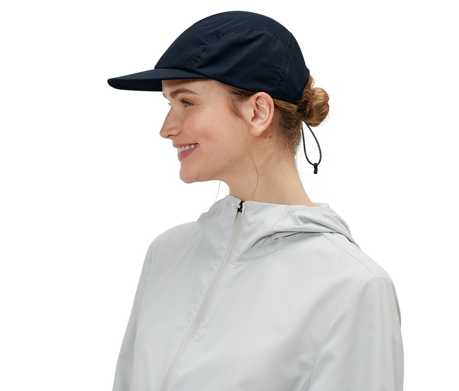 Profil einer Frau, die ein packbares Cap trägt.
