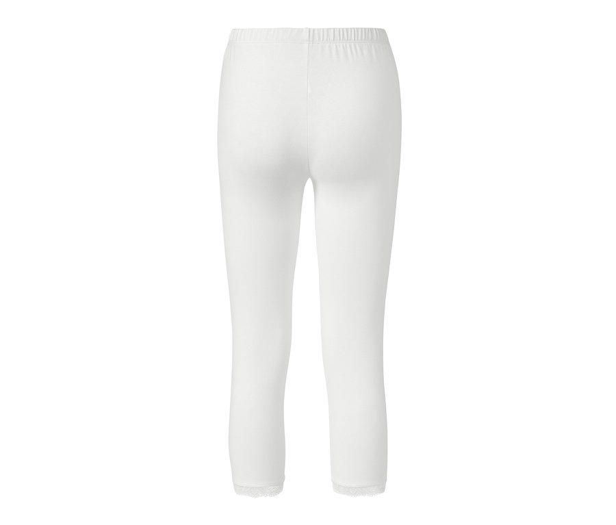 Detailansicht einer weißen 3/4-Leggings mit Spitzenborte.