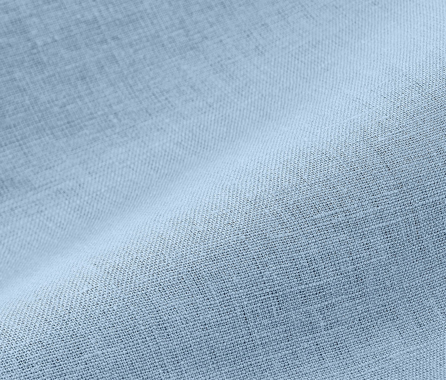 Detailaufnahme von hellblauer Leinen-Bettwäsche in Normalgröße.
