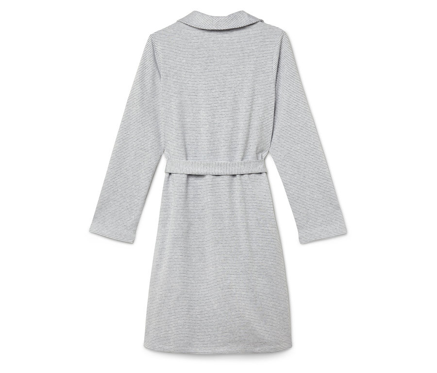 Rückansicht eines gestreiften Bademantels mit Gürtel.