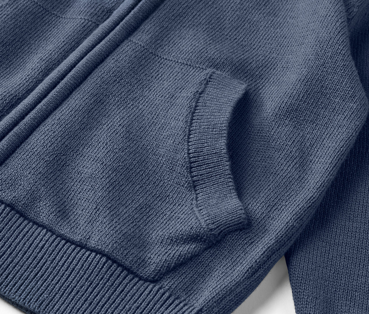 Detailansicht einer blauen Kinder-Strickjacke mit Reißverschluss und Tasche.