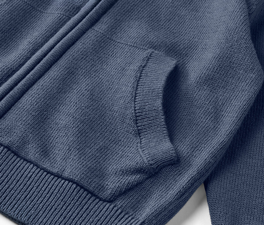 Detailansicht einer blauen Kinder-Strickjacke mit Reißverschluss und Tasche.