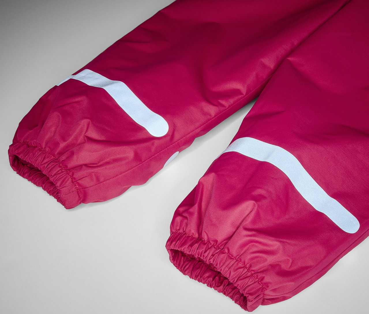 Detail der Kinder-Thermo-Regenhose, beere.