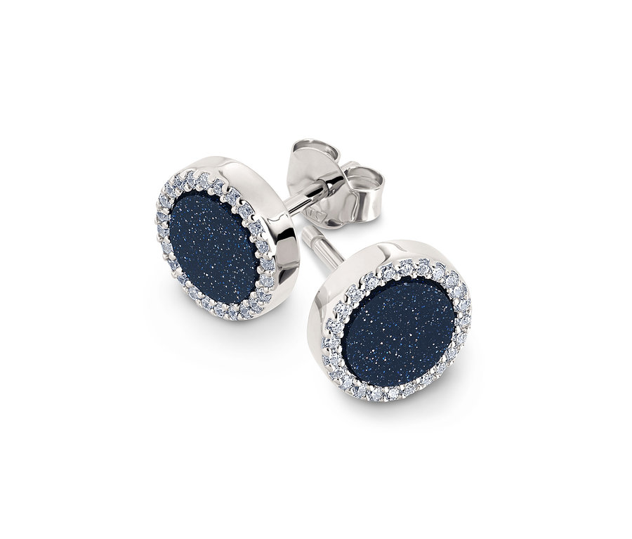 Zwei silberne Ohrstecker mit dunkelblauem Stein und kleinen Steinen drumherum.