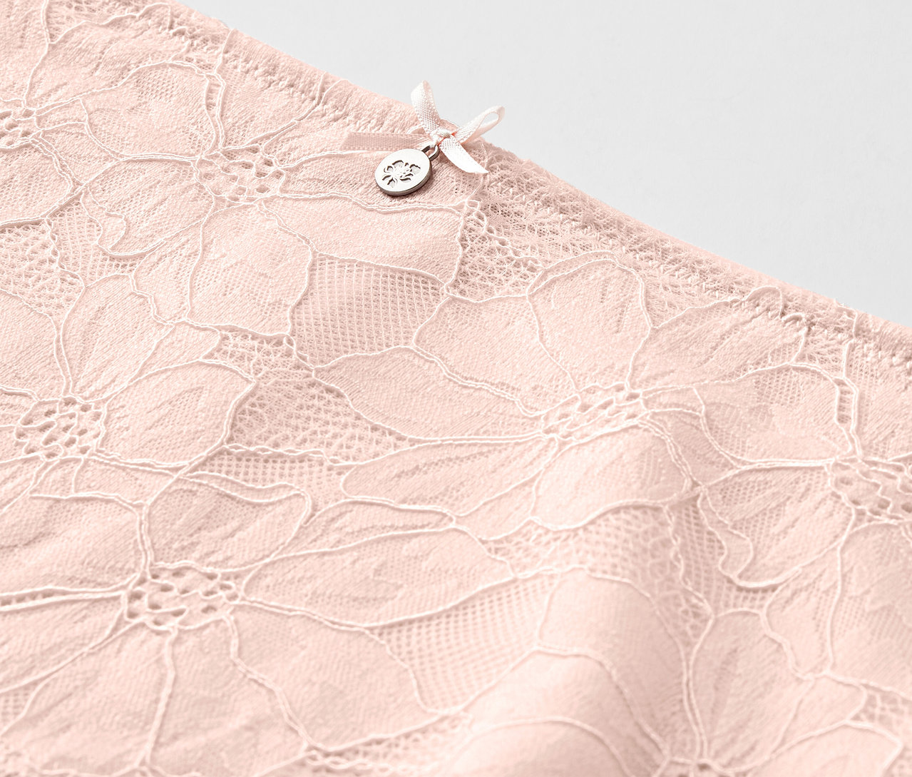 Detail einer roséfarbenen Highwaist-Panty »light-shaping«.