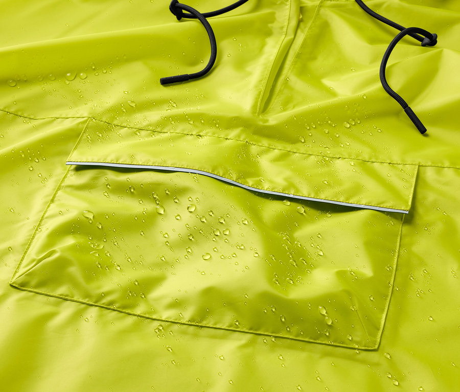 Detailaufnahme eines gelben Regenponchos mit Wassertropfen und schwarzem Kordelzug.