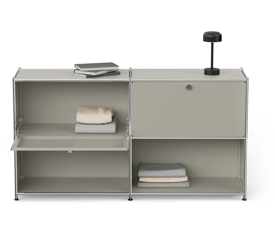 Graues modulares Regal mit Büchern und Lampe.
