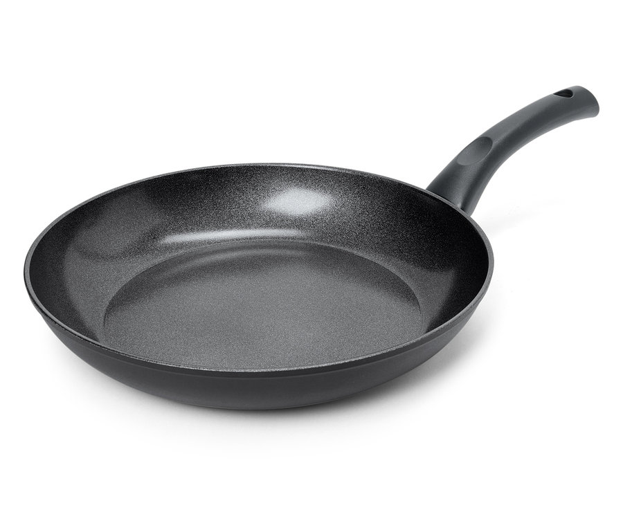 Eine schwarze Bratpfanne mit Griff auf einem weißen Hintergrund.