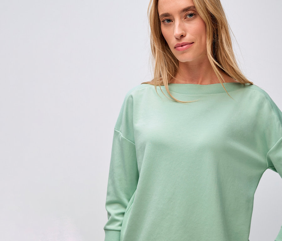 Frau trägt ein Street One, T-Shirt mit Rippdetail, salbeigrün.