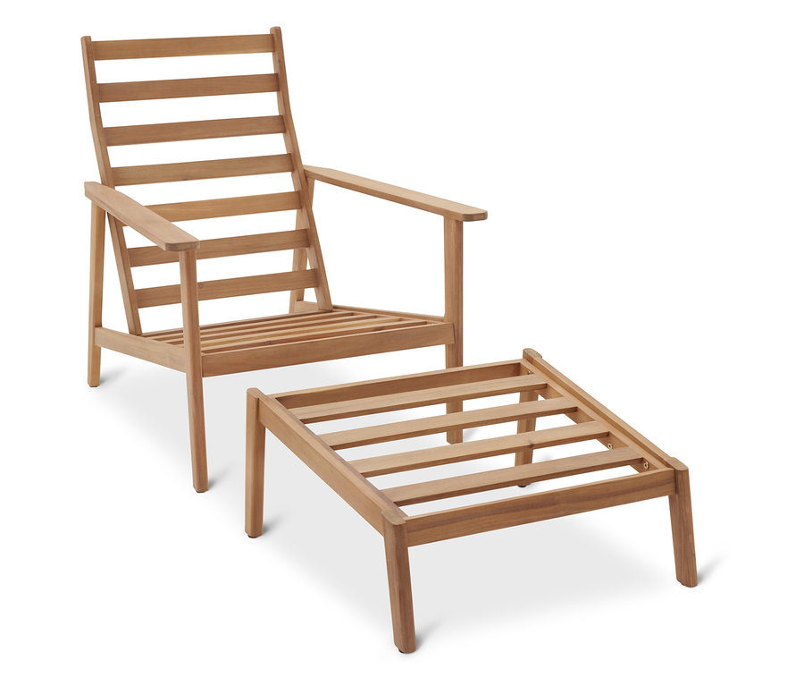 Holzfarbener Sessel mit Fußhocker.