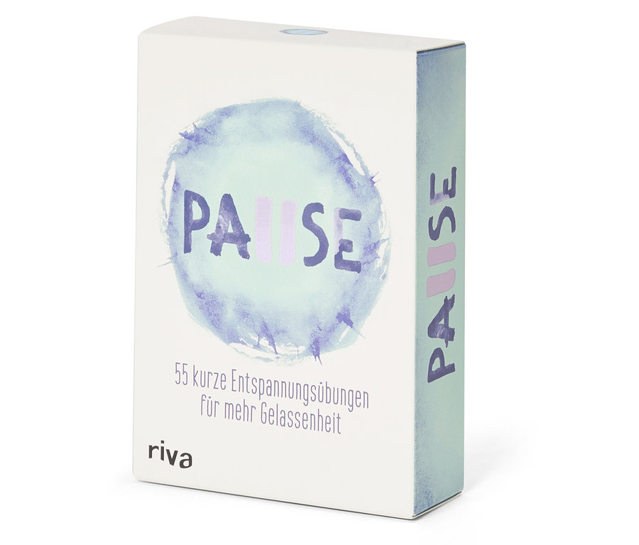 Eine weiße Schachtel mit der Aufschrift PAUSE und dem Text 55 kurze Entspannungsübungen für mehr Gelassenheit steht auf einer weißen Oberfläche.