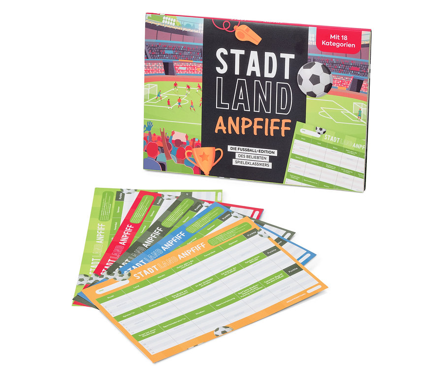 Spielblock »Stadt, Land, Anpfiff«: Eine schwarze Spielbox mit Fußballstadion-Illustration, einem Fußball und einer Trillerpfeife liegt neben einem Fächer aus bunten Spielblättern mit fußballbezogenen Kategorien.