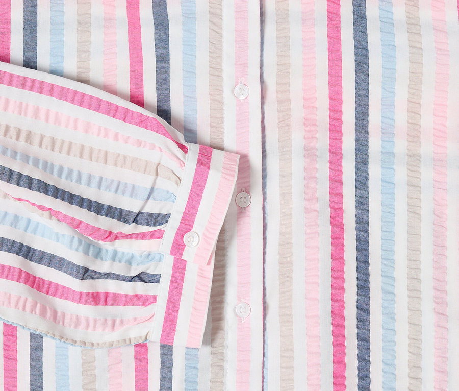 Nahaufnahme der gestreiften CECIL Hemdbluse in Pink, Grau, Blau und Weiß mit Kragen und Knopfleiste.