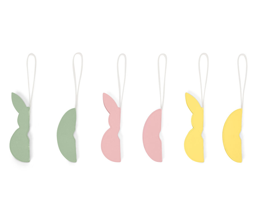 Sechs hängende, pastellfarbene Hasen-Osteranhänger in Grün, Rosa und Gelb.
