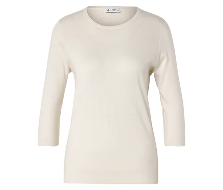 Ein cremefarbener Pullover mit Dreiviertelärmeln liegt flach.