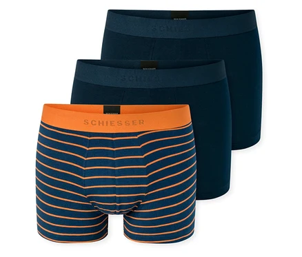 Drei SCHIESSER Slipboxer: ein marineblauer mit orangefarbenen Streifen und orangefarbenem Bund, sowie zwei einfarbig marineblaue mit marinefarbenen Bünden, übereinander gestapelt.