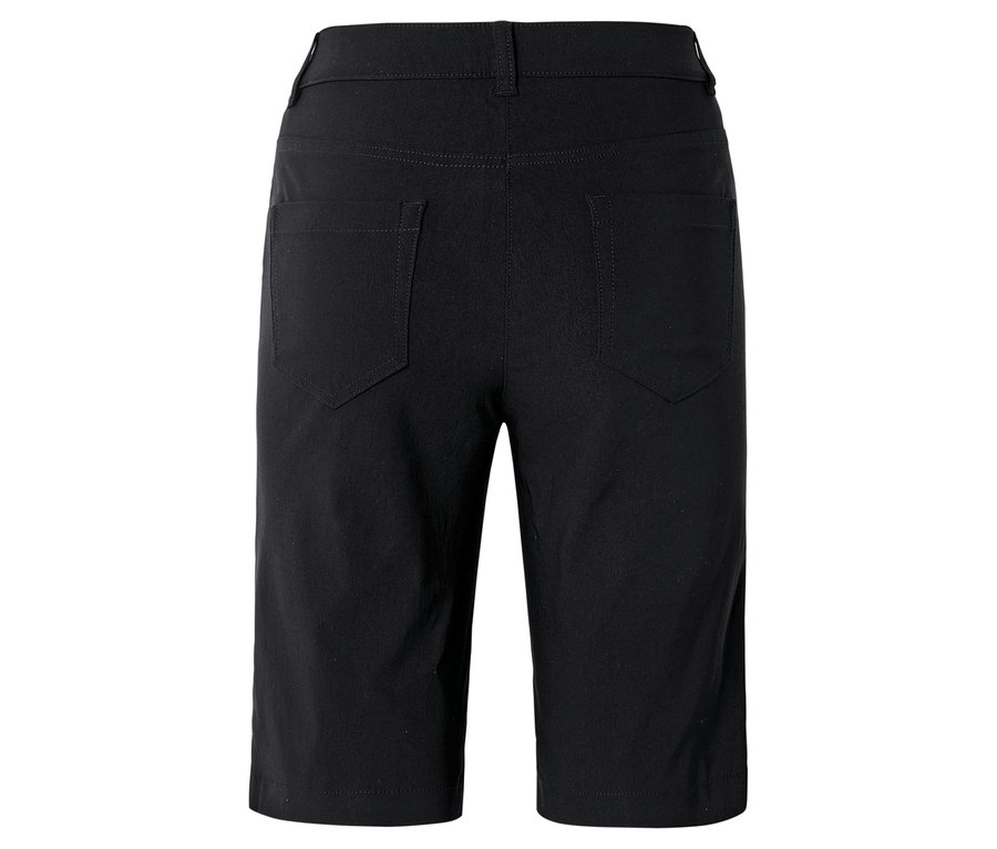 Schwarze Shorts mit Taschen hinten und Gürtelschlaufen, von hinten fotografiert.