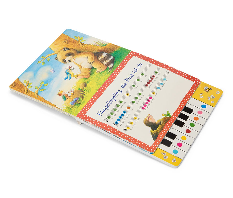 Aufgeschlagenes Kinderbuch mit Noten und einer Illustration von Tieren in einer Waldszene.