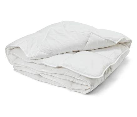 Gefaltetes, weißes Steppbett Cell Solution® in Normalgröße und Übergröße.