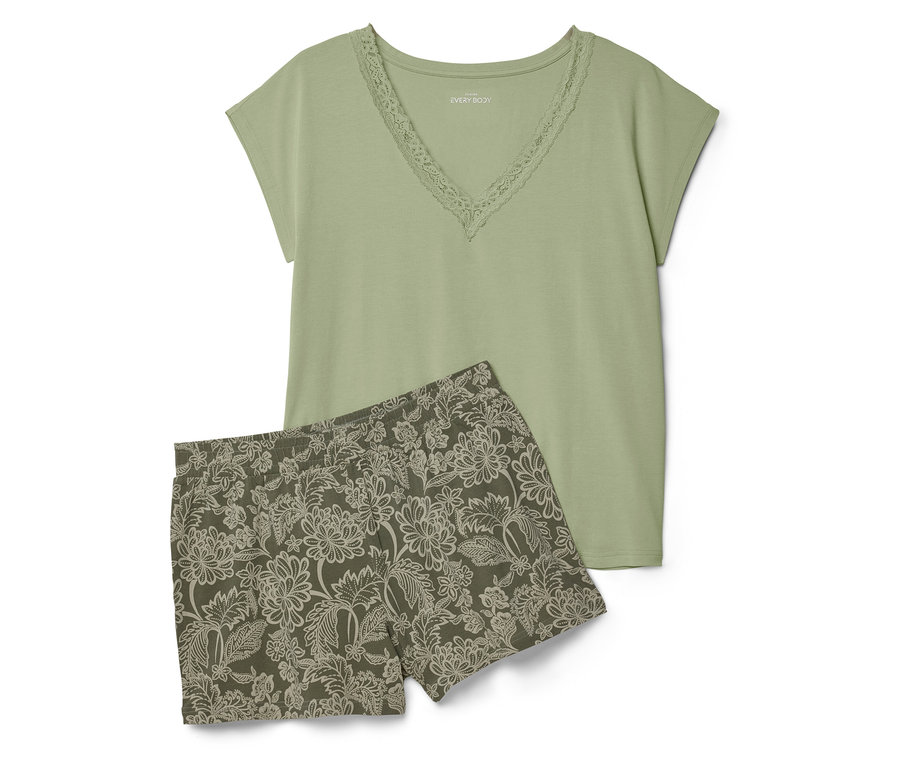 Ein grünes T-Shirt mit Spitzenbesatz und blumige Shorts liegen auf einem weißen Hintergrund.