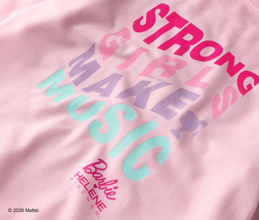 Detailansicht eines rosafarbenen Pullovers mit dem Aufdruck "STRONG GIRLS MAKE MUSIC" in verschiedenen Farben.