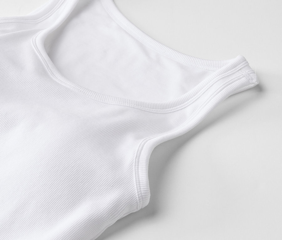 Nahaufnahme eines weißen, gerippten Tanktops auf weißem Hintergrund, wobei der Halsausschnitt und die Schulterpartie im Detail gezeigt werden.