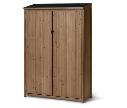 Heller Holzschrank mit zwei Türen, dunklem Riegel und schräger, dunkler Oberseite.