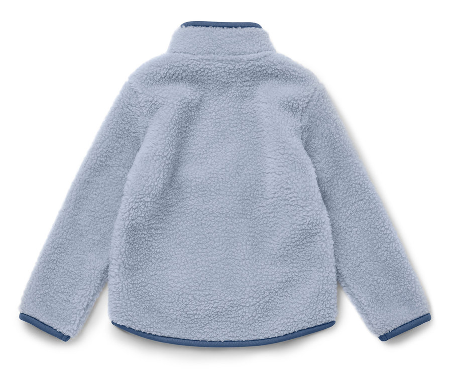 Hellblaue Fleecejacke mit marineblauen Bündchen und Kragen, von hinten fotografiert.