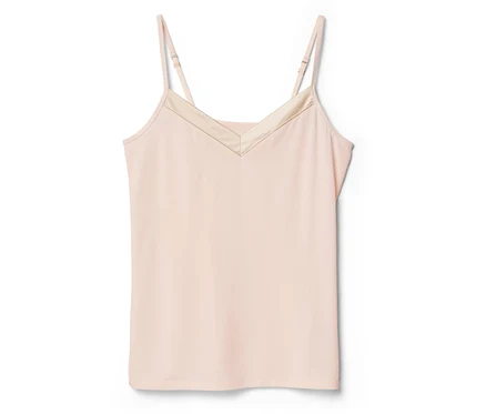 Ein hellrosa Camisole-Top mit dünnen, verstellbaren Trägern und einem V-Ausschnitt, der mit einem helleren Stoff abgesetzt ist.