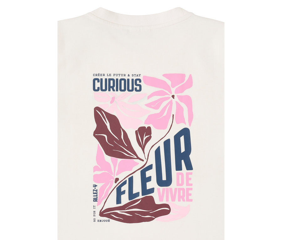 Nahaufnahme des CECIL Sweatshirts mit Blumenmuster und den Worten "Curious" und "Fleur de Vivre".
