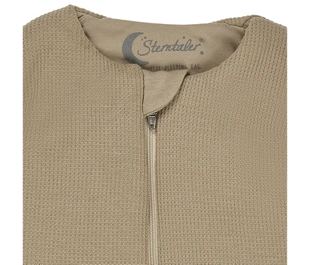 Beiger Sterntaler Baby-Schlafsack aus strukturiertem Waffelpiqué-Stoff mit Reißverschluss vorne.