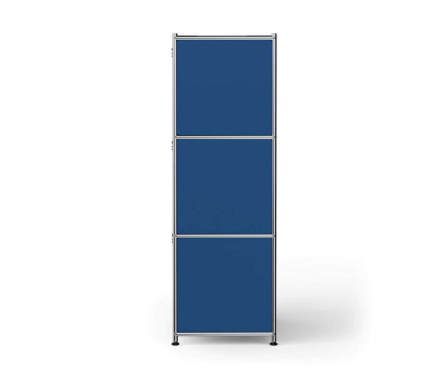 Ein hohes, schmales, modulares Regal mit verchromtem Metallrahmen, drei übereinanderliegenden blauen Fächern und kleinen schwarzen Füßen auf weißem Hintergrund.