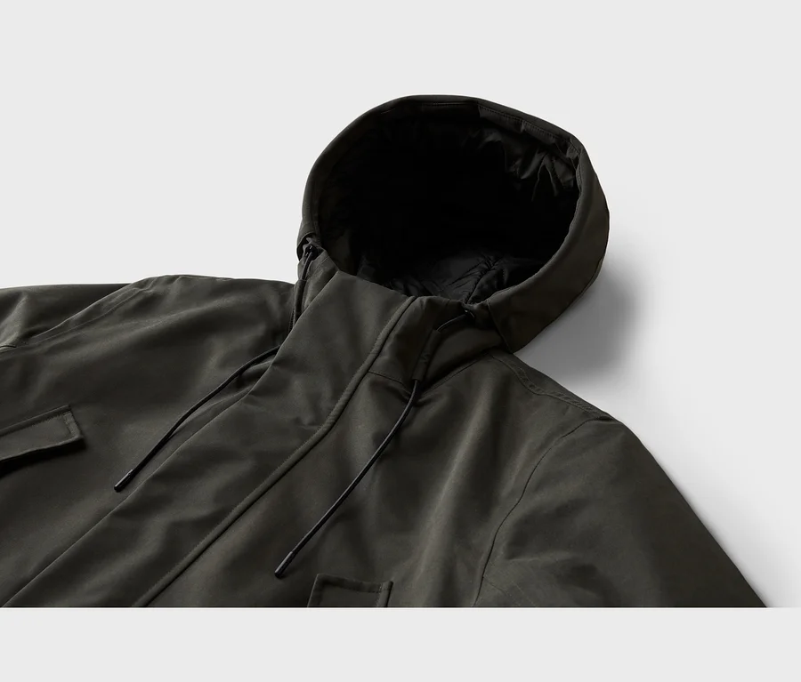 Dunkelgrüne Kapuzenjacke mit schwarzen Kordelzügen und einer Pattentasche.