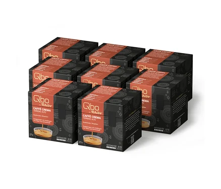 Acht schwarze und orangefarbene Schachteln Qbo Caffè TERRENO ALTO Kaffeekapseln (216 Stück), jede mit dem Qbo by Tchibo Logo.
