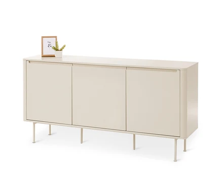 Helles beiges Sideboard mit drei Türen und schlanken Beinen, darauf ein kleiner Holzbilderrahmen und eine Topfpflanze.