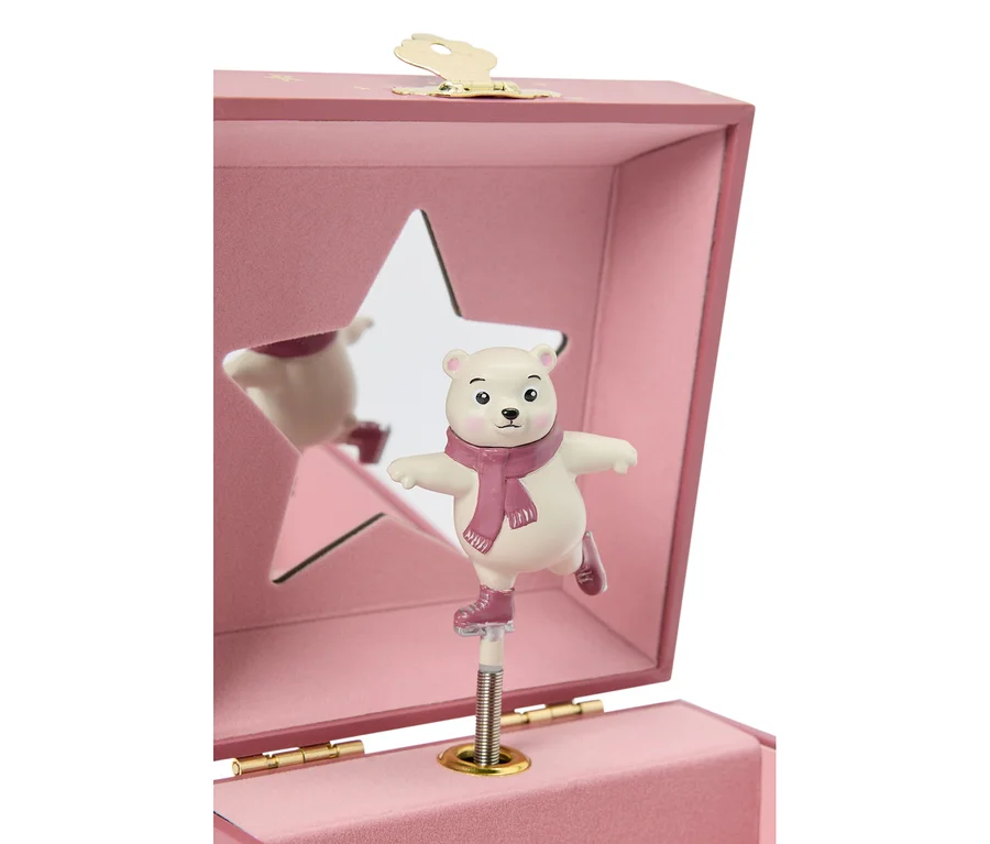 Offene rosa Spieluhr mit einer weißen Eisbärfigur, die einen rosa Schal und Schlittschuhe trägt und auf einem Federmechanismus steht. Ein sternförmiger Spiegel im Inneren reflektiert den Bären.