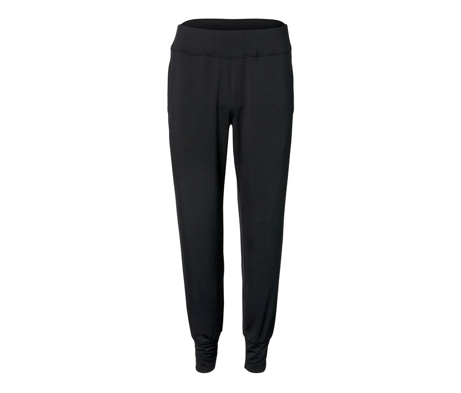 Eine schwarze Loungewear-Hose auf weißem Hintergrund.