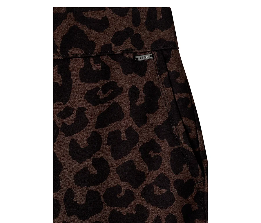 Nahaufnahme einer CECIL Stoffhose mit braunem Leoparden-Alloverprint und CECIL-Markenetikett.